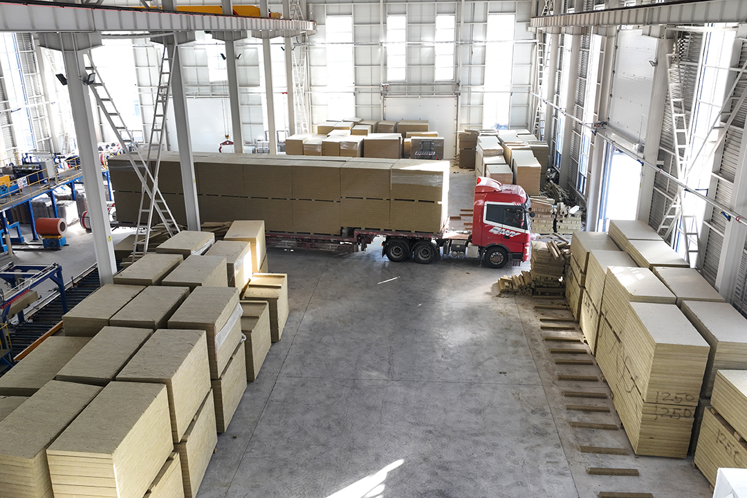 岩棉保温板优选甘肃中兰鑫，构筑安全节能新高度